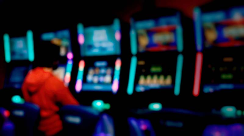 Zamućena snimka automata za igre na sreću - video sobe za poker, sa svjetlima koja svijetle u mraku