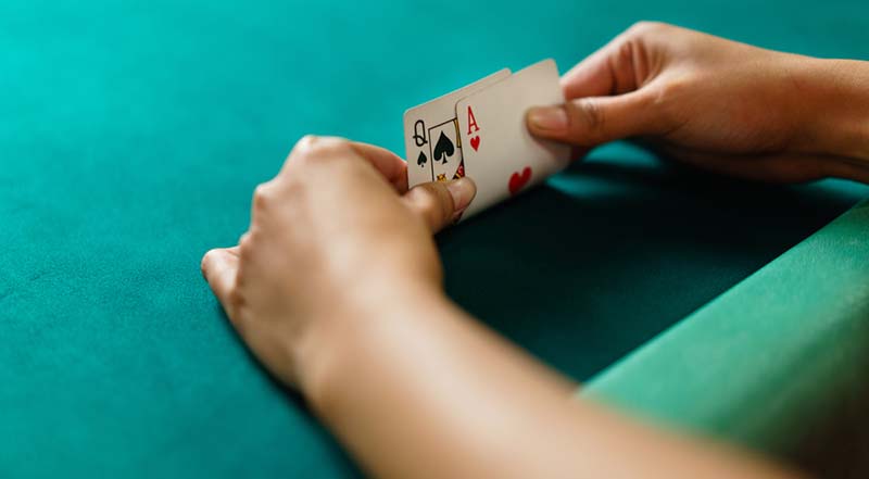 Player,Peeking,Cards,In,Blackjack,Game
