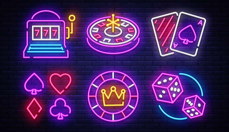 Casino neonske kolekcije vektorskih ikona. Amblemi i oznake kasina, svijetli neonski natpis, automat, rulet, poker, igra s kockicama.