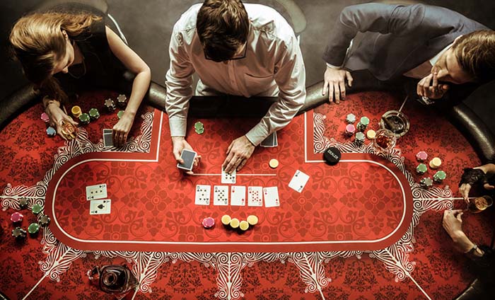 pogled odozgo na muškarce i žene koji igraju poker u kasinu