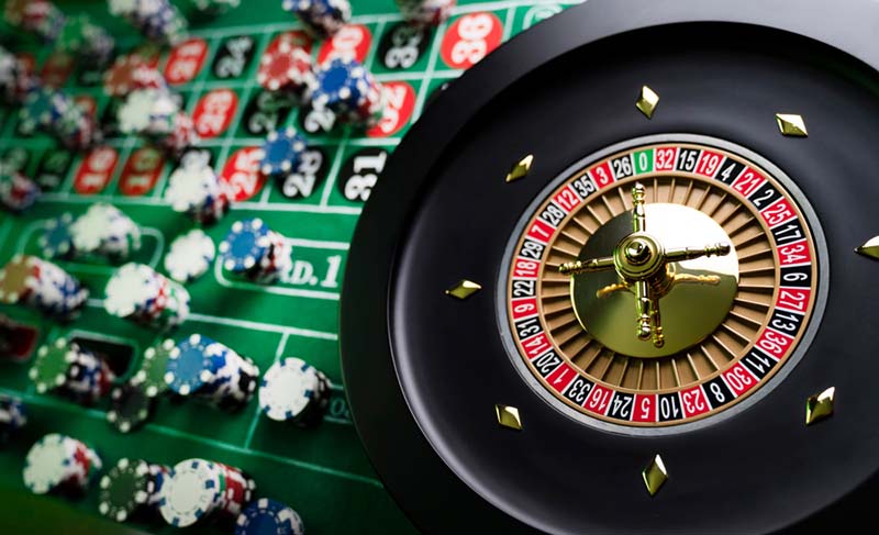 Tematika kasina, kockanja i zabave. Žetoni za poker, kotač ruleta, karte i igre s kockicama.