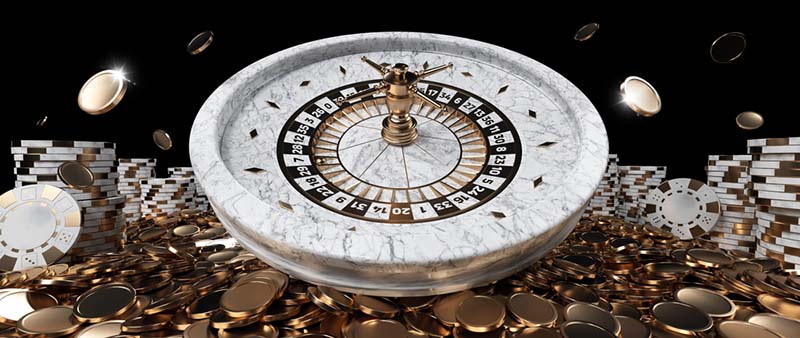 Kotač ruleta, kasino žetoni i kovanice, moderni bijeli mramor i zlato izolirani na crnoj pozadini. Kockanje u kasinu
