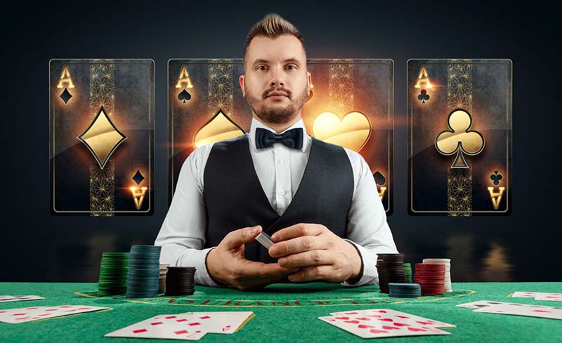 Muški djelitelj u kasinu za stolom. Koncept kasina, kockanje, poker, žetoni na zelenom stolu kasina