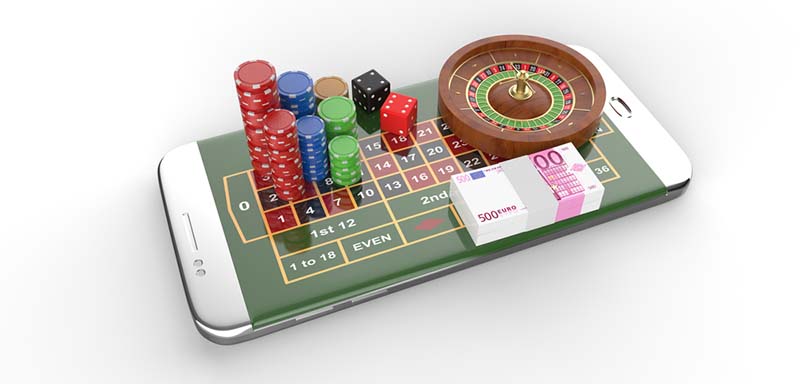 Mobilni telefon s ruletom i žetonima kasina izoliranim na bijeloj pozadini. Koncept online kasina.