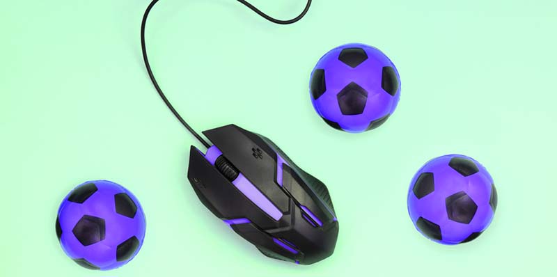 Optički miš za igrice i male ljubičaste nogometne lopte